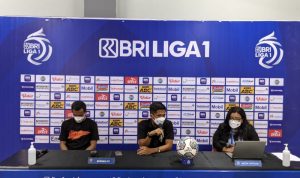 Curi Poin Persib Bandung, Borneo FC Bersyukur Pelatih caretaker Borneo FC Ahmad Amiruddin (tengah) dan gelandang Sultan Samma (kiri) dalam sesi konferensi pers virtual usai laga melawan Persib Bandung pada Kamis (23/9/2021) malam. (ANTARA/HO)