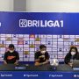 Pelatih caretaker Borneo FC Ahmad Amiruddin (tengah) dan gelandang Sultan Samma (kiri) dalam sesi konferensi pers virtual usai laga melawan Persib Bandung pada Kamis (23/9/2021) malam. (ANTARA/HO)