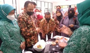 Plt. Wali Kota Cimahi Ngatiyana didampingi Plt. Ketua TP PKK Kota Cimahi Midjiati Ningsih Ngatiyana meninjau olahan masakan tiap kelurahan di Kota Cimahi, Kamis (23/9)(Intan Aida/Jabar Ekspres)