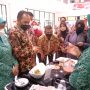 Plt. Wali Kota Cimahi Ngatiyana didampingi Plt. Ketua TP PKK Kota Cimahi Midjiati Ningsih Ngatiyana meninjau olahan masakan tiap kelurahan di Kota Cimahi, Kamis (23/9)(Intan Aida/Jabar Ekspres)