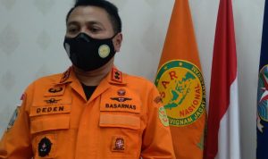 Kepala Basarnas Kantor SAR Bandung, Deden Ridwansah di ruang kerjanya, Kamis (23/9). (Yanuar Baswata/Jabar Ekspres)