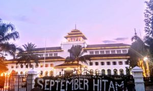 Aksi Kamisan di Gedung Sate Bandung, Kamis malam (23/9).