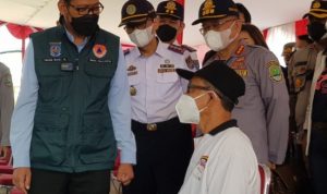 Wakil Wali Kota Depok, Imam Budi Hartono atau IBH saat meninjau lokasi vaksinasi di Tapos (Diskominfo)