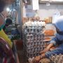 BERJUALAN: Pedagang telur tengah melayani pembeli.