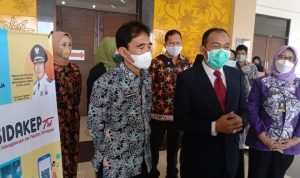 Plt. Wali Kota Cimahi Ngatiyana (kanan) dan Kepala Disnaker Kota Cimahi Yanuar Taufik (kiri) ditemui setelah peluncuran Aplikasi Sidakep, Jumat (24/9). (Intan Aida/Jabar Ekspres)