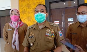 Plt. Wali Kota Cimahi Ngatiyana (tengah), Kepala Disdagkoperin Cimahi Dadan Darmawan (kanan) dan Kabid Perindustrian Dessy Setiawati (kiri), Senin (27/9)(Intan Aida/Jabar Ekspres)