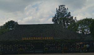 SeorangSMA Negeri 1 Rancaekek. (Yanuar Baswata/Jabar Ekspres) pria tengah berdiri di ujung kiri bangunan SMA Negeri 1 Rancaekek. (Yanuar Baswata/Jabar Ekspres)