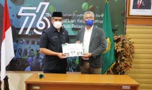 Serah Terima Jabatan Kepala DPMD Jabar, Dicky Saromi: Fokus Tingkatkan Starata Desa Mandiri POTO BERSAMA: Ir. Bambang Tirtoyuliono (kanan) menyerahkan memori jabatan kepada Dr. Dicky Saromi usai menandatangani berita acara Serah Terima Jabatan Kepala DPMD Provinsi Jawa Barat.