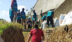 Bersihkan Lingkungan, Desa Cicalengka Wetan Bersama BBBS Fokuskan Saluran Air Sungai Citarum