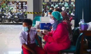 VAKSINASI: Seorang siswa Sekolah Dasar (SD) menjalani vaksin Covid-19.
