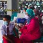 VAKSINASI: Seorang siswa Sekolah Dasar (SD) menjalani vaksin Covid-19.