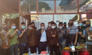 Bupati Bandung, Dadang Supriatna (tengah) berasama perangkat Desa Ciluluk dan Forkopimcap Cikancung, Kamis (30/9). (Yanuar Baswata/Jabar Ekspres)