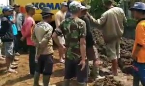 Para petani saat menggeruduk proyek saluran irigasi di Kecamatan Baleendah, Kabupaten Bandung.