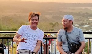 Charly Van Houten dan Ujang Bustomi Bisa Jadi Duet Maut di Pilbup Cirebon 2024 Youtuber Ustadz Ujang Bustomi dan Artis penyanyi Charly Van Hauten dikabarkan siap maju di Pilkada Kabupten Cirebon Foto: Radarcirebon)