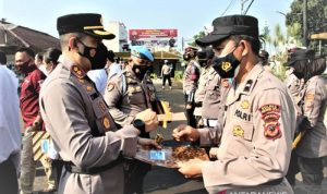 Kapolres Sukabumi Kota AKBP SY Zainal Abidin memberikan penghargaan kepada Aipda Anwarudin di Mapolres Sukabumi
