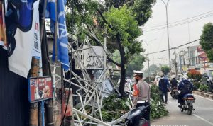 Terjangan angin kencang menyebabkan atap bangunan roboh di Kota Depok, Jawa Barat, Selasa (21/9/2021). (ANTARA/Feru Lantara) cuaca ekstrem depok