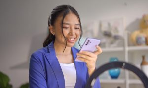 Anneth Delliecia membagikan pengalaman serunya bikin konten video musik.
