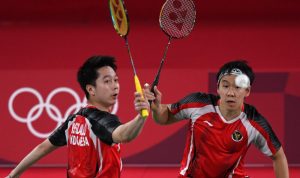 Ganda putra Indonesia Marcus Fernaldi Gideon/Kevin Sanjaya Sukamuljo mengembalikan kok ke arah ganda putra Taiwan Yang Lee/Chi-Lin Wang dalam penyisihan Grup A Olimpiade Tokyo 2020 di Musashino Forest Sport Plaza, Tokyo, Jepang, Selasa (27/7/2021). Marcus dan Kevin kalah 18-21, 21-15, 17-21 dari ganda putra Taiwan. ANTARA FOTO/Sigid Kurniawan/wsj.