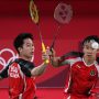 Ganda putra Indonesia Marcus Fernaldi Gideon/Kevin Sanjaya Sukamuljo mengembalikan kok ke arah ganda putra Taiwan Yang Lee/Chi-Lin Wang dalam penyisihan Grup A Olimpiade Tokyo 2020 di Musashino Forest Sport Plaza, Tokyo, Jepang, Selasa (27/7/2021). Marcus dan Kevin kalah 18-21, 21-15, 17-21 dari ganda putra Taiwan. ANTARA FOTO/Sigid Kurniawan/wsj.