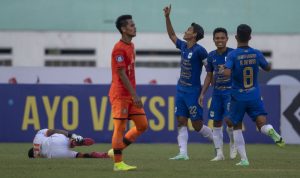 Puncaki Klasemen Liga 1, Bos PSIS Semarang Beri 'Wejangan' Pesepak bola PSIS Semarang Hari Nur Yulianto (tengah) berselebrasi dengan rekannya usai mencetak gol ke gawang Persiraja Banda Aceh dalam pertandingan pekan ketiga Liga 1 2020-2021 di Stadion Wibawa Mukti, Cikarang, Kabupaten Bekasi, Jawa Barat, Sabtu (18/9/2021). Pertandingan dimenangkan PSIS Semarang dengan skor 3-1. ANTARA FOTO/Aditya Pradana Putra/hp. (ADITYA PRADANA PUTRA/ADITYA PRADANA PUTRA)