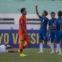 Pesepak bola PSIS Semarang Hari Nur Yulianto (tengah) berselebrasi dengan rekannya usai mencetak gol ke gawang Persiraja Banda Aceh dalam pertandingan pekan ketiga Liga 1 2020-2021 di Stadion Wibawa Mukti, Cikarang, Kabupaten Bekasi, Jawa Barat, Sabtu (18/9/2021). Pertandingan dimenangkan PSIS Semarang dengan skor 3-1. ANTARA FOTO/Aditya Pradana Putra/hp. (ADITYA PRADANA PUTRA/ADITYA PRADANA PUTRA)