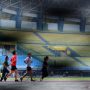Warga berolahraga di Stadion Patriot Candrabhaga, Bekasi, Jawa Barat, Kamis (26/8/2021). Pemerintah Kota (Pemkot) Bekasi mengijinkan PT Liga Indonesia Baru menggunakan stadion tersebut untuk menggelar kompetisi pertandingan sepak bola BRI Liga 1 seri pertama tinggal menunggu ijin keramaian dari kepolisian. ANTARA FOTO/Suwandy/hp. (ANTARA FOTO/STR)