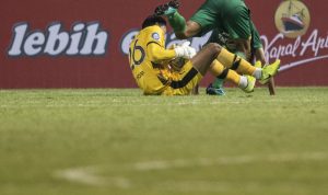 Syahrul Trisna Dipuji Pelatih Tira Persikabo, Sebagus Apa? Pesepak bola Persebaya Surabaya Akbar Firmansyah (kanan) berebut bola dengan penjaga gawang Tira Persikabo Syahrul Trisna (kiri) dalam lanjutan Liga 1 2021-2022 di Stadion WIbawa Mukti, Cikarang, Kabupaten Bekasi, Jawa Barat, Sabtu (11/9/2021). . ANTARA FOTO/M Risyal Hidayat/foc (ANTARA FOTO/M RISYAL HIDAYAT)