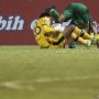 Pesepak bola Persebaya Surabaya Akbar Firmansyah (kanan) berebut bola dengan penjaga gawang Tira Persikabo Syahrul Trisna (kiri) dalam lanjutan Liga 1 2021-2022 di Stadion WIbawa Mukti, Cikarang, Kabupaten Bekasi, Jawa Barat, Sabtu (11/9/2021). . ANTARA FOTO/M Risyal Hidayat/foc (ANTARA FOTO/M RISYAL HIDAYAT)