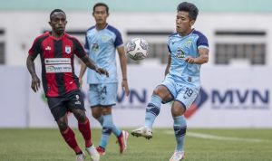 Pesepak bola Persela Lamongan Ahmad Bustomi (kanan) berebut bola dengan pesepak bola Persipura Jayapura John Riky Kayame (kiri) dalam lanjutan Liga 1 2021-2022 di Stadion Wibawa Mukti, Cikarang, Kabupaten Bekasi, Jawa Barat, Jumat (10/9/2021). . ANTARA FOTO/M Risyal Hidayat/wsj. (ANTARA FOTO/M RISYAL HIDAYAT)