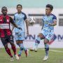 Gol Semata Wayang Gian Zola Bawa Persela Kalahkan Persiraja Pesepak bola Persela Lamongan Ahmad Bustomi (kanan) berebut bola dengan pesepak bola Persipura Jayapura John Riky Kayame (kiri) dalam lanjutan Liga 1 2021-2022 di Stadion Wibawa Mukti, Cikarang, Kabupaten Bekasi, Jawa Barat, Jumat (10/9/2021). . ANTARA FOTO/M Risyal Hidayat/wsj. (ANTARA FOTO/M RISYAL HIDAYAT)
