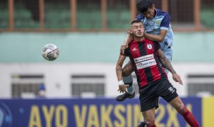 Kualitas Persipura Menurun, Begini Kata Pelatih Persela Pesepak bola Persela Lamongan Moch. Zaenuri (kanan) berebut bola dengan pesepak bola Persipura Jayapura Yehven Bokhashvili (kiri) dalam lanjutan Liga 1 2021-2022 di Stadion WIbawa Mukti, Cikarang, Kabupaten Bekasi, Jawa Barat, Jumat (10/9/2021). ANTARA FOTO/M Risyal Hidayat/wsj. (ANTARA FOTO/M RISYAL HIDAYAT)