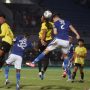 Pesepak bola Barito Putra Azamat Baimatov (77) berebut bola di udara dengan pesepak bola Persib Bandung Kuipers (2) dalam lanjutan Liga 1 2021-2022 di Stadion Indomilk Arena, Tangerang, Banten, Sabtu (4/9/2021) kemarin. (ANTARA FOTO/Muhammad Iqbal/wsj)