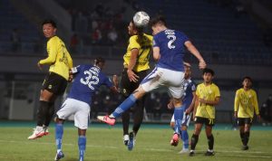 Pesepak bola Barito Putra Azamat Baimatov (77) berebut bola di udara dengan pesepak bola Persib Bandung Kuipers (2) dalam lanjutan Liga 1 2021-2022 di Stadion Indomilk Arena, Tangerang, Banten, Sabtu (4/9/2021). ANTARA FOTO/Muhammad Iqbal/wsj. (ANTARA FOTO/MUHAMMAD IQBAL)