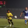 Pesepak bola Barito Putra Bayu Pradana (kiri) berebut bola dengan pesepak bola Persib Bandung Mohammed Rashid (kanan) dalam lanjutan Liga 1 2021-2022 di Stadion Indomilk Arena, Tangerang, Banten, Sabtu (4/9/2021). ANTARA FOTO/Muhammad Iqbal/wsj. (ANTARA FOTO/MUHAMMAD IQBAL)