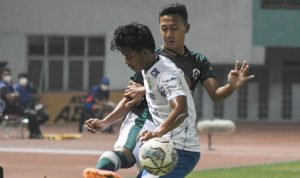 Pesepak bola Persikabo 1973 Roni (kiri) berebut bola dengan pesepak bola dengan Persib Bandung Bayu Fiqri (kanan) pada lanjutan Liga 1 di Stadion Wibawa Mukti, Kabupaten Bekasi, Jawa Barat, Senin (27/9/2021). Pertandingan babak pertama berakhir imbang 0-0. ANTARA FOTO/ Fakhri Hermansyah/hp.