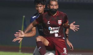 PERSIB BANDUNG BERMAIN IMBANG DENGAN BORNEO FC. Pesepak bola Borneo FC F Torres (depan) berebut bola dengan pesepak bola PERSIB Bandung Bayu Fiqri (belakang) pada lanjutan Liga 1 2021-2022 di Stadion Indomilk Arena, Tangerang, Banten, Kamis (23/9/2021). Dalam pertandingan tersebut Persib Bandung melawan Borneo FC bermain imbang dengan Skor 0 - 0. ANTARA FOTO/Muhammad Iqbal/foc.ANTARA FOTO/MUHAMMAD IQBAL (ANTARA FOTO/MUHAMMAD IQBAL)