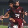 PERSIB BANDUNG BERMAIN IMBANG DENGAN BORNEO FC. Pesepak bola Borneo FC F Torres (depan) berebut bola dengan pesepak bola PERSIB Bandung Bayu Fiqri (belakang) pada lanjutan Liga 1 2021-2022 di Stadion Indomilk Arena, Tangerang, Banten, Kamis (23/9/2021). Dalam pertandingan tersebut Persib Bandung melawan Borneo FC bermain imbang dengan Skor 0 - 0. ANTARA FOTO/Muhammad Iqbal/foc.ANTARA FOTO/MUHAMMAD IQBAL (ANTARA FOTO/MUHAMMAD IQBAL)