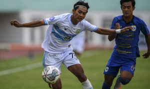 Pesepak bola Persela Lamongan Malik Risaldi (kiri) berusaha melewati hadangan pesepak bola PSIS Semarang Pratama Arhan Alif Rifai (kanan) dalam lanjutan Liga 1 2021-2022 di Stadion Wibawa Mukti, Cikarang, Jawa Barat, Sabtu (4/9/2021). ANTARA FOTO/M Risyal Hidayat/wsj. (ANTARA FOTO/M RISYAL HIDAYAT)