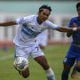 Pesepak bola Persela Lamongan Malik Risaldi (kiri) berusaha melewati hadangan pesepak bola PSIS Semarang Pratama Arhan Alif Rifai (kanan) dalam lanjutan Liga 1 2021-2022 di Stadion Wibawa Mukti, Cikarang, Jawa Barat, Sabtu (4/9/2021). ANTARA FOTO/M Risyal Hidayat/wsj. (ANTARA FOTO/M RISYAL HIDAYAT)