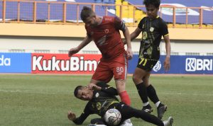 Pesepakbola PS Barito Putera Baimatov (kiri) menghentikan pergerakan pesepakbola PSM Makassar Pluim (tengah) pada lanjutan Liga 1 di Stadion Wibawa Mukti, Kabupaten Bekasi, Jawa Barat, Senin (27/9/2021). ANTARA FOTO/ Fakhri Hermansyah/aww.