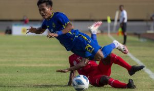Pon XX Papua, Tim Sepak Bola Putra Jabar Hadang 10 Pemain NTT Pesepak bola Jawa Barat Yoga Adiyatama (atas) terjatuh saat berebut bola dengan pesepak bola NTT Flabiola Soares (kiri) pada pertandingan penyisihan Sepak Bola putra PON Papua di Stadion Mandala, Kota Jayapura, Papua, Kamis (30/9/2021). ANTARA FOTO/Nova Wahyudi/foc.