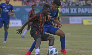 PON XX Papua, Sepak Bola Putra Papua Libas Jabar 5-1, Kapten Tim Bilang Begini Pesepak bola Papua Ricky Ricardo C.G.T Cawor (kiri) berebut bola dengan pesepak bola Jawa Barat Reynaldi Angga Surya (kanan) saat pertandingan penyisihan sepak bola putra PON Papua di Stadion Mandala, Kota Jayapura, Papua, Senin (27/9/2021). Tim Sepak Bola Papua menang dengan skor 5-1. ANTARA FOTO/Nova Wahyudi/wsj. (ANTARA FOTO/NOVA WAHYUDI)