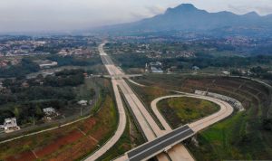Foto udara proyek Jalan Tol Cileunyi-Sumedang-Dawuan (Cisumdawu) di Rancakalong, Kabupaten Sumedang, Jawa Barat, Senin (28/6/2021). ANTARA FOTO/Raisan Al Farisi/wsj.