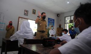 Arsip Foto. Wali Kota Bogor Bima Arya (tengah) menyampaikan pertanyaan kepada siswa saat uji coba pembelajaran tatap muka di SMP N 15 Kota Bogor, Jawa Barat, Senin (31/5/2021). (ARIF FIRMANSYAH/ARIF FIRMANSYAH)