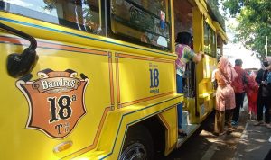 Salah satu Kendaraan Bandros sedang menurunkan penumpang di Alun-alun Kota Bandung. Sabtu (49). Foto. Sandi Nugraha