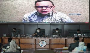 Pemkot Bogor Pangkas Anggaran Belanja Pegawai untuk Belanja Alkes Wali Kota Bogor Bima Arya berpidato secara virtual dalam rapat paripurna Rancangan Peraturan Daerah (Raperda) Perubahan APBD Kota Bogor Tahun 2021 yang digelar di Gedung DPRD Kota Bogor, Kamis (23/9/2021). ANTARA/HO-Pemkot Bogor