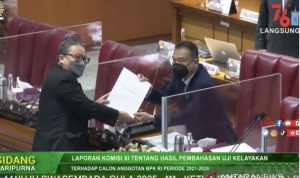 Tangkapan layar Wakil Ketua DPR RI Sufmi Dasco (kanan) menerima hasil laporan fit and propers test calon anggota BPK RI dari Wakil Wakil Ketua Komisi XI DPR RI Dolfie saat Rapat Paripurna DPR RI di Gedung DPR RI, Jakarta, Selasa (21/9/2021) (ANTARA/YouTube DPR RI)