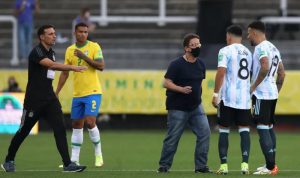 Dua pemain Argentina Nicolas Otamendi, Marcos Acuna sedang berbicara dengan seorang anggota otoritas kesehatan Brazil dalam pertandingan kualifikasi Piala Dunia 2022 zona Amerika selatan di Neo Quimica Arena, Sao Paulo, Brazil, Minggu (5/9/2021) waktu setempat. ANTARA/REUTERS/AMANDA PEROBELLI.