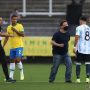 Dua pemain Argentina Nicolas Otamendi, Marcos Acuna sedang berbicara dengan seorang anggota otoritas kesehatan Brazil dalam pertandingan kualifikasi Piala Dunia 2022 zona Amerika selatan di Neo Quimica Arena, Sao Paulo, Brazil, Minggu (5/9/2021) waktu setempat. ANTARA/REUTERS/AMANDA PEROBELLI.