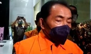 Bupati Banjarnegara Budhi Sarwono Jadi Tersangka Kasus Gratifikasi Bupati Banjarnegara Budhi Sarwono keluar dari Gedung Merah Putih KPK, Jalan Kuningan Persada, Jakarta Selatan, Jumat (3/9). (Istimewa)